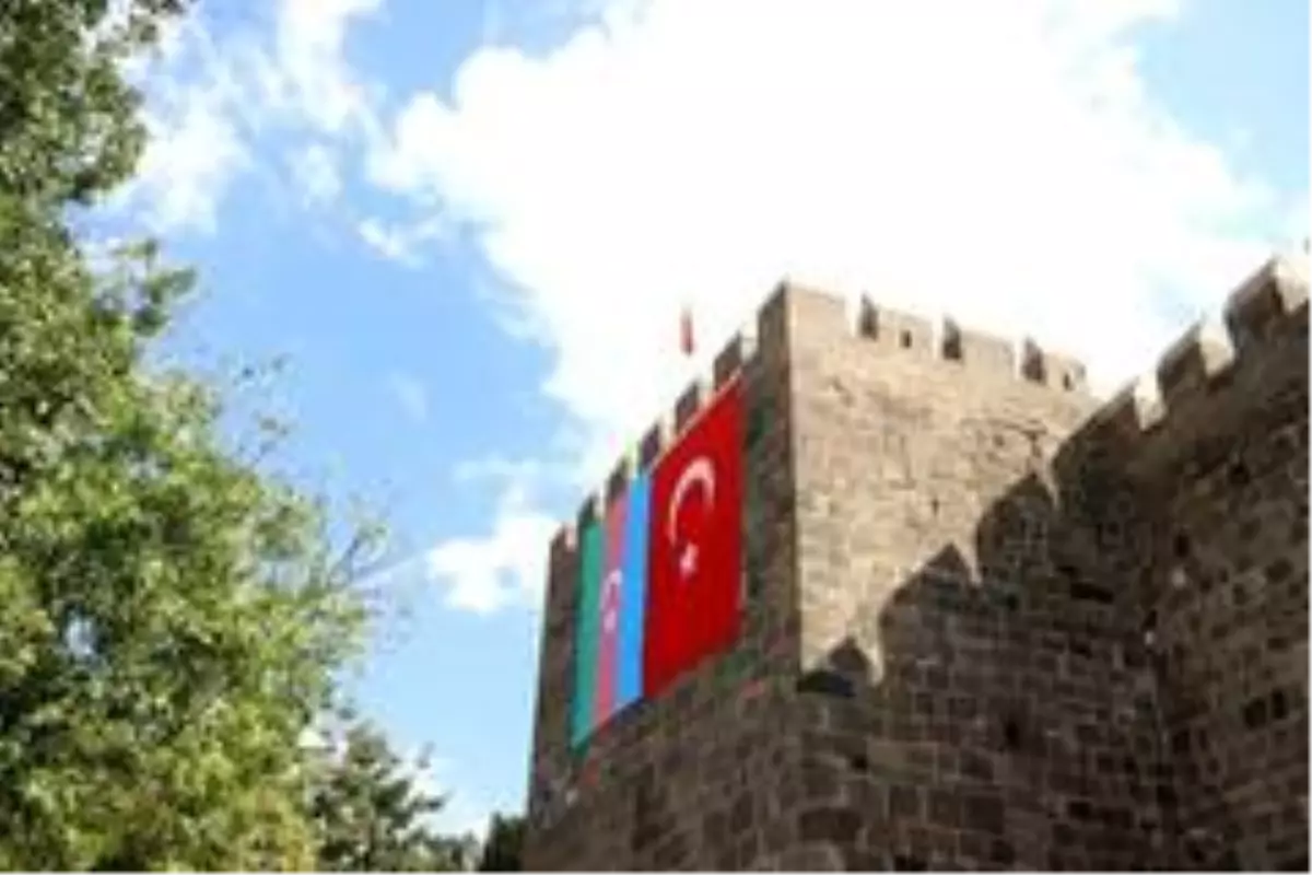 Şehrin dört bir tarafı Azerbaycan'a destek mesajları ve bayraklar ile donatıldı