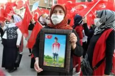 Şırnak annelerinin HDP önündeki eylemi 4'üncü haftasında Şırnak annelerinin HDP önündeki eylemi 4'üncü haftasında