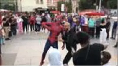 Şişli'de 'Örümcek Adam'ı görenler sosyal mesafe ve maske kuralını unuttu Şişli'de 'Örümcek Adam'ı görenler sosyal mesafe ve maske kuralını unuttu