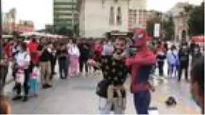 Şişli'de 'Örümcek Adam'ı görenler sosyal mesafe ve maske kuralını unuttu Şişli'de 'Örümcek Adam'ı görenler sosyal mesafe ve maske kuralını unuttu