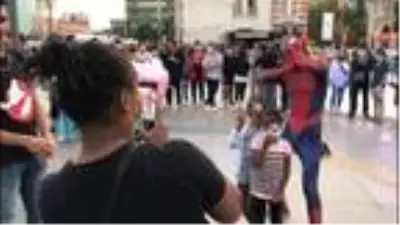 Şişli'de 'Örümcek Adam'ı görenler sosyal mesafe ve maske kuralını unuttu Şişli'de 'Örümcek Adam'ı görenler sosyal mesafe ve maske kuralını unuttu