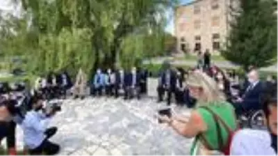Son Dakika! TBMM'nin açılış törenine katılmama kararı alan HDP'li vekiller meclis bahçesinde oturma eylemi başlattı Son Dakika! TBMM'nin açılış törenine katılmama kararı alan HDP'li vekiller meclis bahçesinde oturma eylemi başlattı