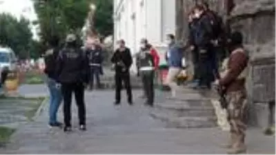 Son Dakika! Terör örgütü PKK'ya yönelik operasyonda HDP'li belediye yöneticileri de dahil 19 kişi gözaltında Son Dakika! Terör örgütü PKK'ya yönelik operasyonda HDP'li belediye yöneticileri de dahil 19 kişi gözaltında