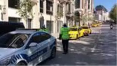 Son dakika haber | Taksim'de karantina ihlali yapan taksi şoförü sağlık ekiplerine teslim edildi Son dakika haber | Taksim'de karantina ihlali yapan taksi şoförü sağlık ekiplerine teslim edildi