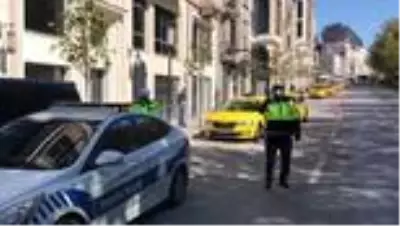 Son dakika haber | Taksim'de karantina ihlali yapan taksi şoförü sağlık ekiplerine teslim edildi Son dakika haber | Taksim'de karantina ihlali yapan taksi şoförü sağlık ekiplerine teslim edildi