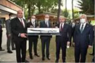 TBMM Başkanı Şentop, hediye kılıçla 'döner' kesti TBMM Başkanı Şentop, hediye kılıçla 'döner' kesti