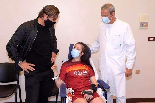 Totti, gönderdiği video ile komadan uyanan Ilenia Matilli'yi ziyaret etti Totti, gönderdiği video ile komadan uyanan Ilenia Matilli'yi ziyaret etti