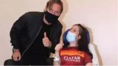 Totti, gönderdiği video ile komadan uyanan Ilenia Matilli'yi ziyaret etti Totti, gönderdiği video ile komadan uyanan Ilenia Matilli'yi ziyaret etti