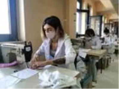 Tunceli'de usta öğreticiler, öğrenciler için 30 bin maske üretti Tunceli'de usta öğreticiler, öğrenciler için 30 bin maske üretti