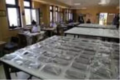 Tunceli'de usta öğreticiler, öğrenciler için 30 bin maske üretti Tunceli'de usta öğreticiler, öğrenciler için 30 bin maske üretti