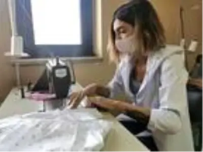 Tunceli'de usta öğreticiler, öğrenciler için 30 bin maske üretti Tunceli'de usta öğreticiler, öğrenciler için 30 bin maske üretti