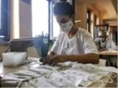 Tunceli'de usta öğreticiler, öğrenciler için 30 bin maske üretti Tunceli'de usta öğreticiler, öğrenciler için 30 bin maske üretti