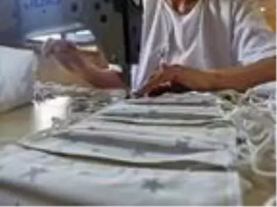Tunceli'de usta öğreticiler, öğrenciler için 30 bin maske üretti Tunceli'de usta öğreticiler, öğrenciler için 30 bin maske üretti