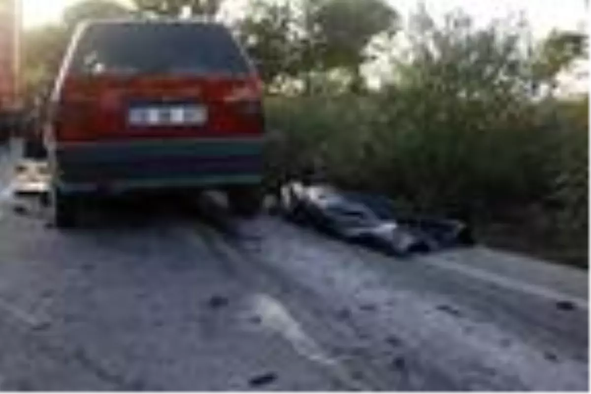 Son dakika... Tur midibüsüyle çarpışan otomobilin sürücüsü öldü