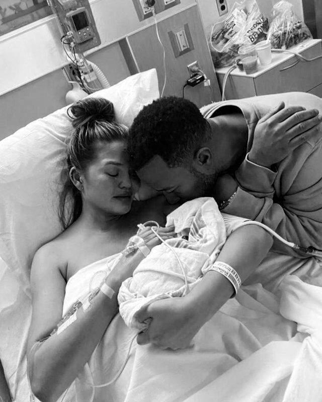 Üçüncü bebeğine hamile olan Chrissy Teigen, düşük yaptı Üçüncü bebeğine hamile olan Chrissy Teigen, düşük yaptı