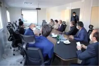 Vali Pehlivan ve Başkan Yarka, Cizre-Silopi yolunda incelemelerde bulundu Vali Pehlivan ve Başkan Yarka, Cizre-Silopi yolunda incelemelerde bulundu