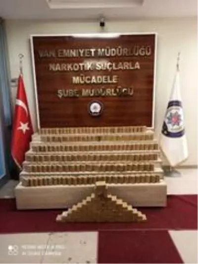 Van polisi kamyonete 102 kilo eroin ele geçirdi Van polisi kamyonete 102 kilo eroin ele geçirdi