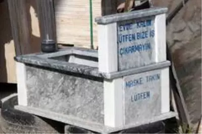 Yaptığı mezar taşları ile koronavirüse karşı uyardı: Evde kalın lütfen bize iş çıkarmayın Yaptığı mezar taşları ile koronavirüse karşı uyardı: Evde kalın lütfen bize iş çıkarmayın