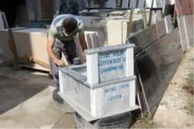 Yaptığı mezar taşları ile koronavirüse karşı uyardı: Evde kalın lütfen bize iş çıkarmayın Yaptığı mezar taşları ile koronavirüse karşı uyardı: Evde kalın lütfen bize iş çıkarmayın