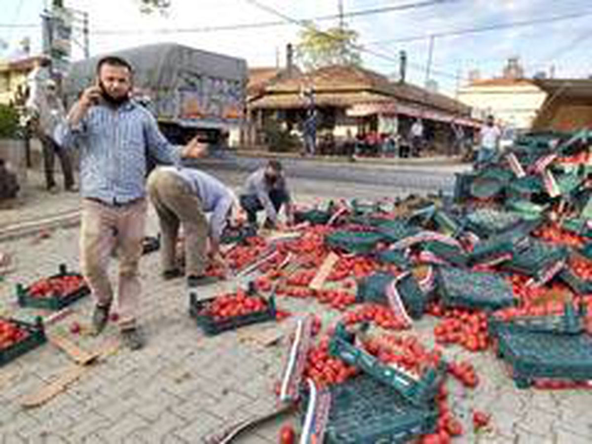 Bursa'da parke taşı yüklü tır, domates taşıyan traktörle çarpıştı