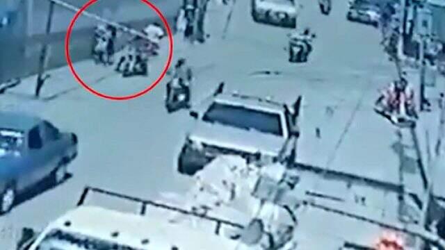 2 kişi annesinin kucağındaki bebeği kaçırdı, caddedeki kimse yardım etmedi