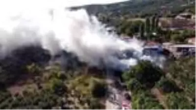 Bursa'da araç lastik deposunda çıkan yangın söndürüldü Bursa'da araç lastik deposunda çıkan yangın söndürüldü