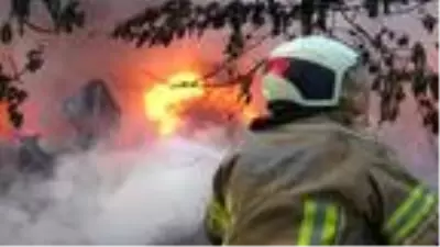 Son dakika haber... Bursa'da lastik deposunda çıkan yangın, söndürüldü Son dakika haber... Bursa'da lastik deposunda çıkan yangın, söndürüldü