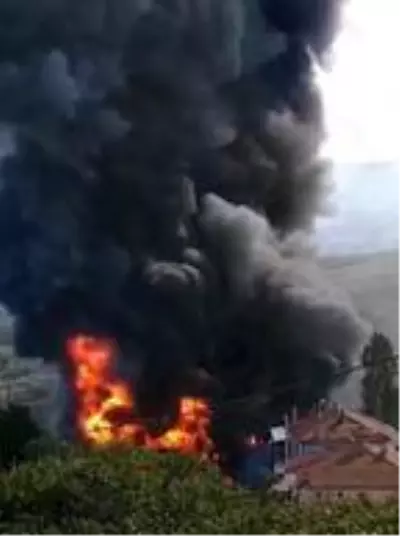 Son dakika haber... Bursa'da lastik deposunda çıkan yangın, söndürüldü Son dakika haber... Bursa'da lastik deposunda çıkan yangın, söndürüldü