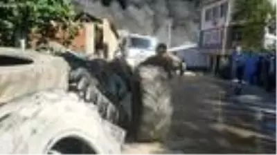 Son dakika haber... Bursa'da lastik deposunda çıkan yangın, söndürüldü Son dakika haber... Bursa'da lastik deposunda çıkan yangın, söndürüldü
