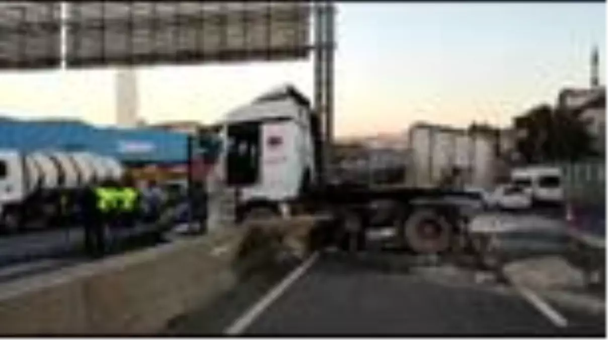 Demir yüklü tırın devrilmesi trafiği aksattı