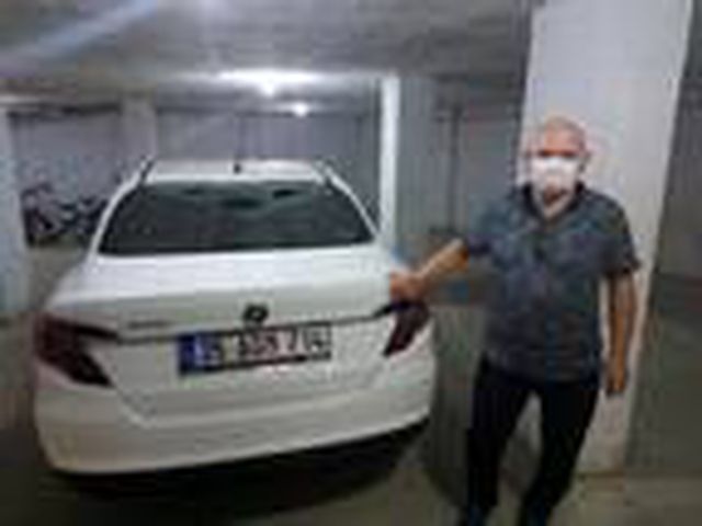 Evinin önüne park eden aracın üzerine saksı atıp, sopayla defalarca vurdu