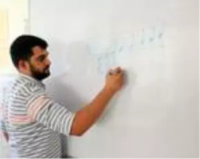 Genç öğretmen düğününde takılan altınları satıp öğrencisine televizyon aldı Genç öğretmen düğününde takılan altınları satıp öğrencisine televizyon aldı