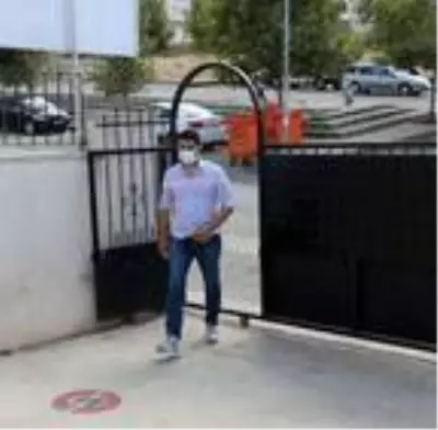 Genç öğretmen düğününde takılan altınları satıp öğrencisine televizyon aldı Genç öğretmen düğününde takılan altınları satıp öğrencisine televizyon aldı