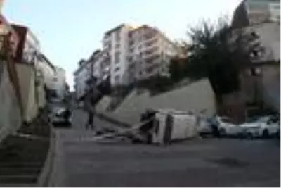 KAĞITHANEDE, YOKUŞ YUKARI ÇIKAN PANELVAN KONTROLDEN ÇIKARAK DEVRİLDİ
