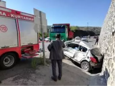 Son dakika haber: Kamyonun çarptığı otomobilde sıkışan sürücü hayatını kaybetti
