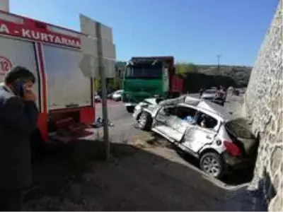Son dakika haber: Kamyonun çarptığı otomobilde sıkışan sürücü hayatını kaybetti