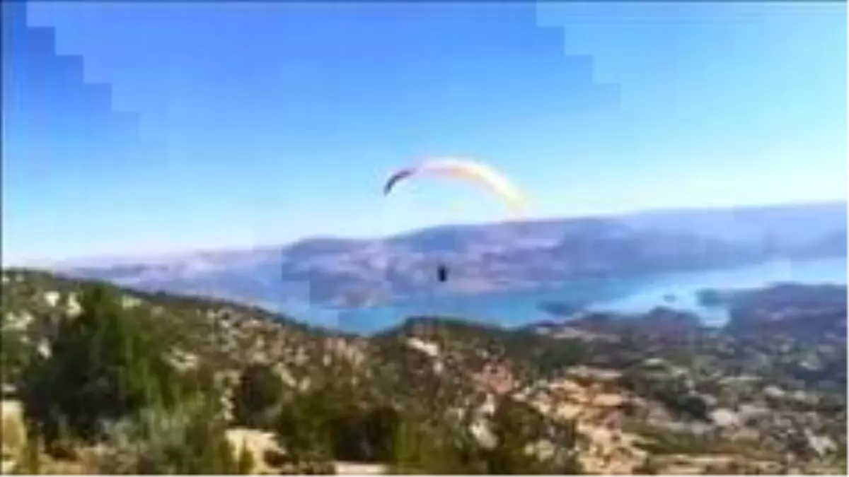 Karaman'da kayalıklara çarpan yamaç paraşütçüsü yaralandı