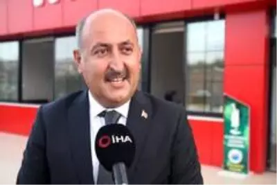 Kaymakam ve belediye başkanı itfaiye personeline yaş pasta kesti