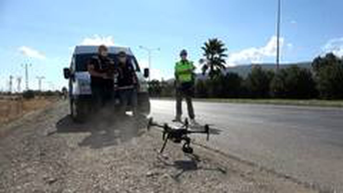 Kırmızı ışığı geçtiler, drone'a yakalandılar