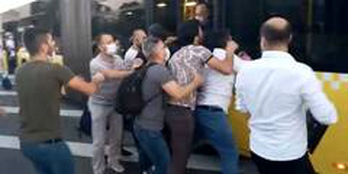 Metrobüste sevgilisine baktığı iddiası ile iki grup birbirine girdi