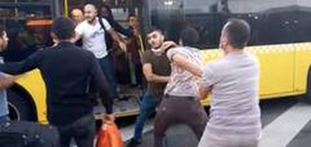 Metrobüste sevgilisine baktığı iddiası ile iki grup birbirine girdi