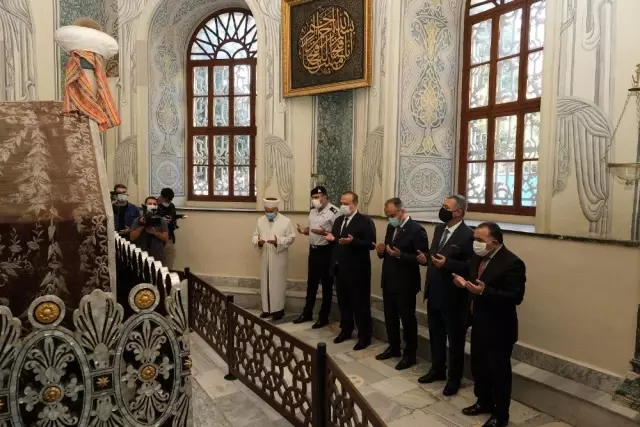 Osman Gazi ve Orhan Gazi'nin türbesinde gün boyu Kur'an ...