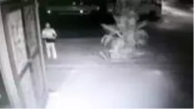 Parkta uyuya kalan evlilik hazırlığındaki çiftin çantasını çalan şüpheliler yakalandı Parkta uyuya kalan evlilik hazırlığındaki çiftin çantasını çalan şüpheliler yakalandı