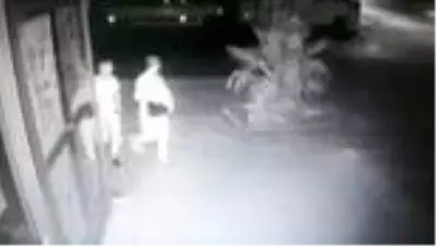 Parkta uyuya kalan evlilik hazırlığındaki çiftin çantasını çalan şüpheliler yakalandı Parkta uyuya kalan evlilik hazırlığındaki çiftin çantasını çalan şüpheliler yakalandı