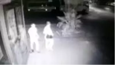 Parkta uyuya kalan evlilik hazırlığındaki çiftin çantasını çalan şüpheliler yakalandı Parkta uyuya kalan evlilik hazırlığındaki çiftin çantasını çalan şüpheliler yakalandı