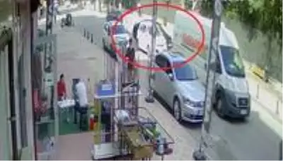 Sık sık kazaların yaşandığı caddede araçlar böyle birbirine girdi Sık sık kazaların yaşandığı caddede araçlar böyle birbirine girdi