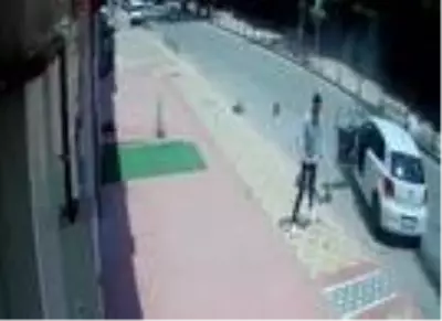 Sık sık kazaların yaşandığı caddede araçlar böyle birbirine girdi Sık sık kazaların yaşandığı caddede araçlar böyle birbirine girdi