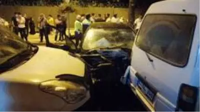 Sık sık kazaların yaşandığı caddede araçlar böyle birbirine girdi Sık sık kazaların yaşandığı caddede araçlar böyle birbirine girdi