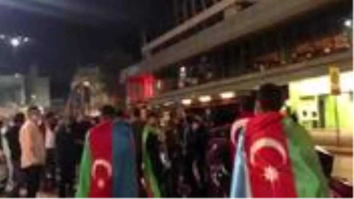 Taksim'de motosikletli bir grup Azerbaycan'a destek için toplandı