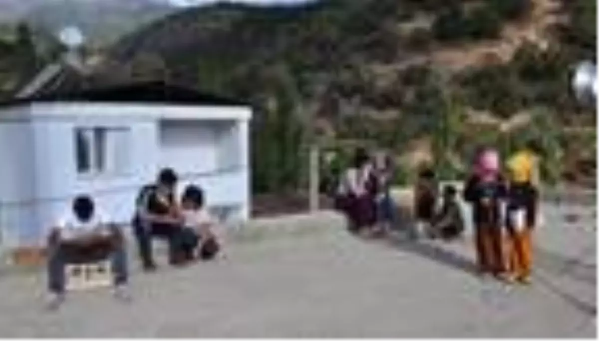 Mahallede internetin çektiği tek yer! Uzaktan eğitim için cami terasına çıkıyorlar